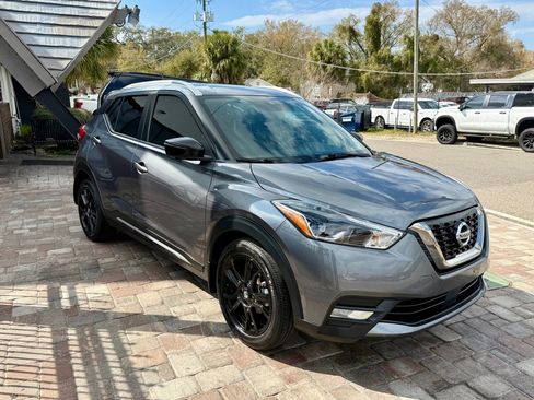 Used 2020 Nissan Kicks SR w/ SR Premium Package image 4