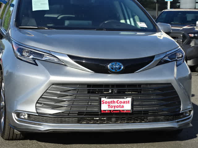 Used 2024 Toyota Sienna Platinum FWD image 4