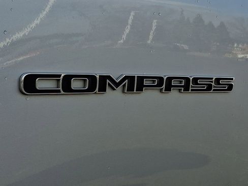 Used 2024 Jeep Compass Latitude image 30