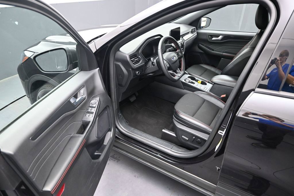 Used 2025 Ford Escape ST-Line FWD image 19
