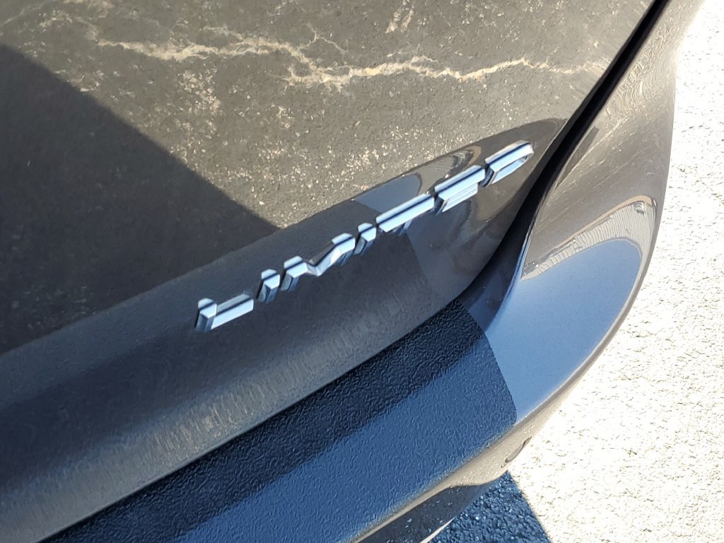 Certified 2023 Chrysler Pacifica Limited FWD image 8