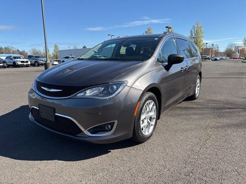 Used 2017 Chrysler Pacifica Touring Plus image 3