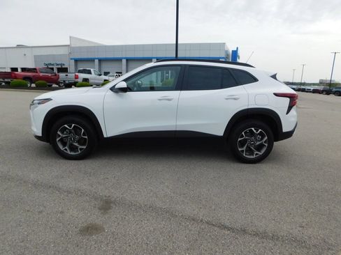 Used 2025 Chevrolet Trax LT w/ LT Convenience Package FWD image 6