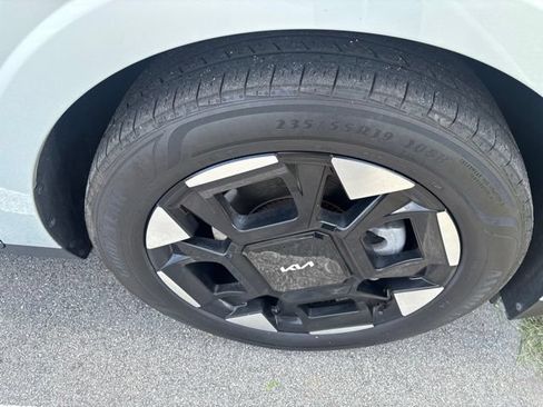Used 2025 Kia Carnival EX FWD image 9