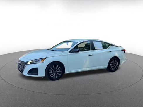 Used 2025 Nissan Altima 2.5 SV FWD image 8