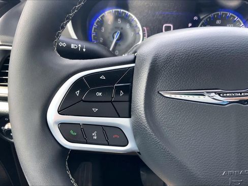 Used 2025 Chrysler Pacifica Select FWD image 24