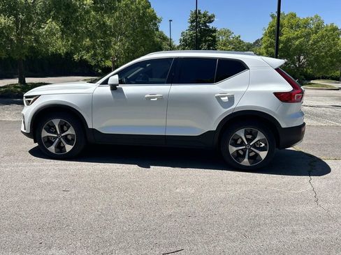 Used 2024 Volvo XC40 B5 Plus AWD/4WD image 4
