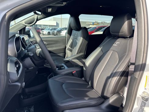 New 2026 Chrysler Pacifica Select image 9