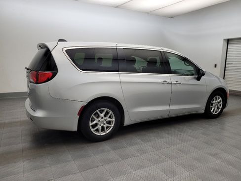 Used 2022 Chrysler Voyager LX FWD image 10