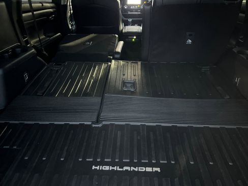 Used 2024 Toyota Highlander XLE image 13