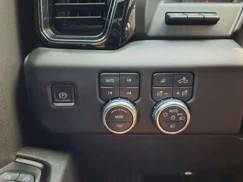 Used 2022 GMC Sierra 1500 AT4 w/ Technology Package AWD/4WD image 11