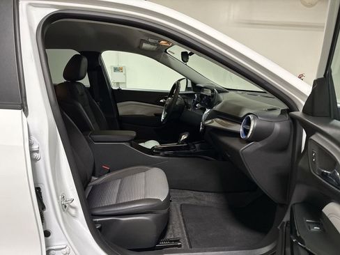 Used 2025 Chevrolet Trax LT w/ LT Convenience Package image 21