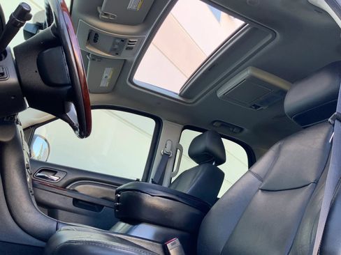 Used 2011 Cadillac Escalade Luxury AWD/4WD image 22