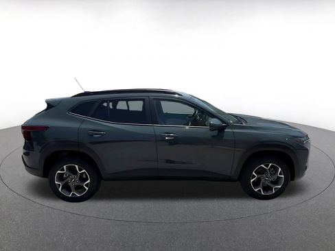 Used 2025 Chevrolet Trax LT w/ LT Convenience Package FWD image 16