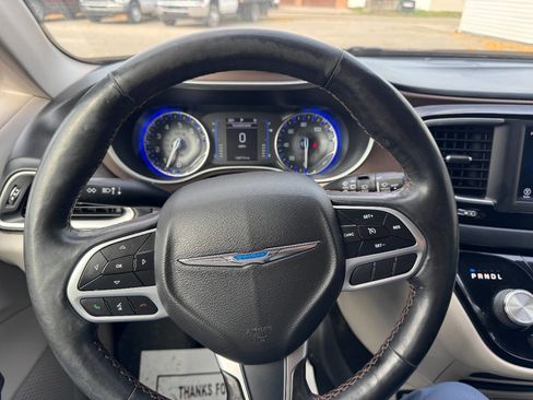 Used 2019 Chrysler Pacifica Touring-L image 18