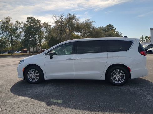 Used 2024 Chrysler Pacifica Touring image 7