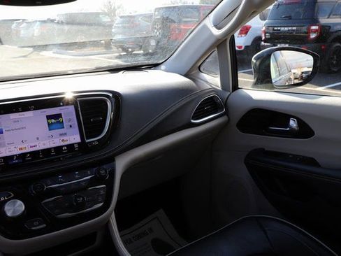 Used 2024 Chrysler Pacifica Limited image 29