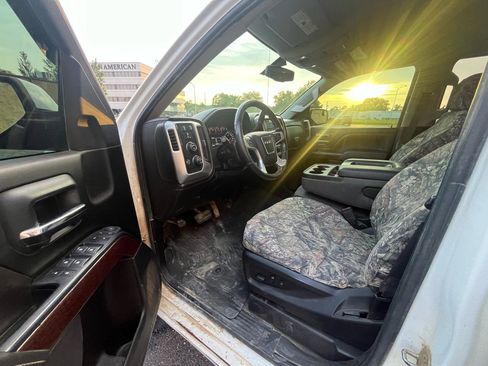 Used 2019 GMC Sierra 1500 SLE w/ SLE Value Package AWD/4WD image 9