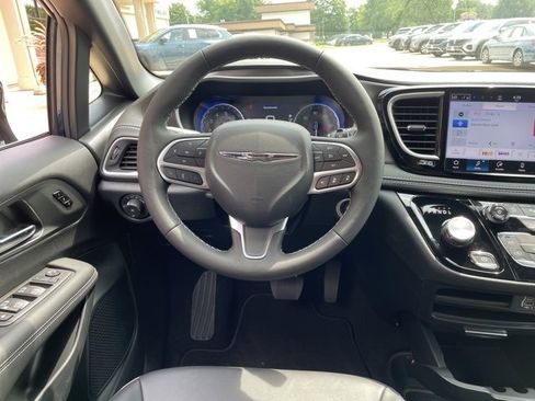 New 2025 Chrysler Pacifica Select image 12