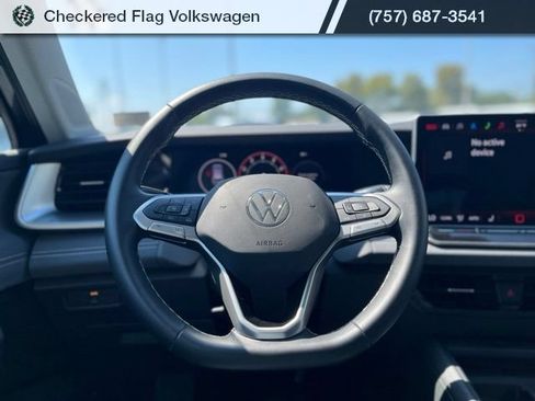 Used 2025 Volkswagen Tiguan SE FWD image 32
