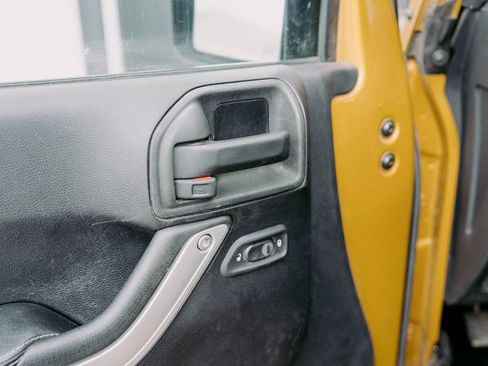 Used 2014 Jeep Wrangler Unlimited Rubicon image 16