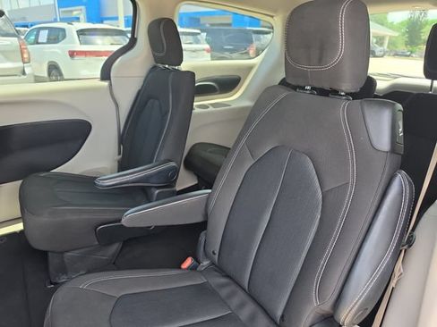 Used 2022 Chrysler Voyager LX FWD image 12