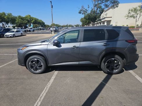 Used 2025 Nissan Rogue SV FWD image 4