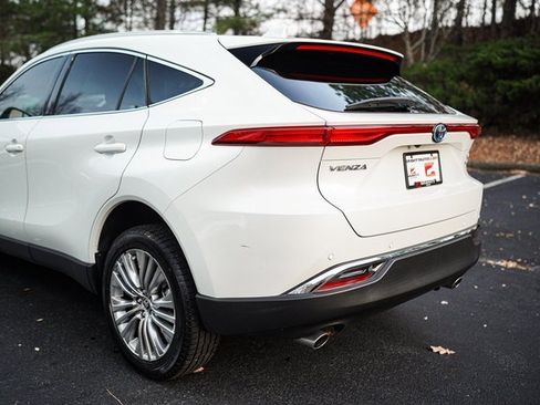 Used 2022 Toyota Venza XLE image 7