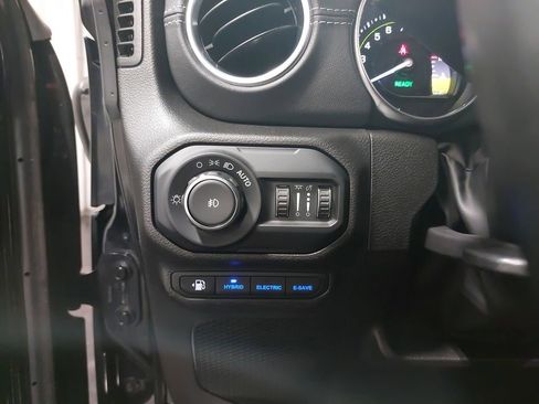 Used 2022 Jeep Wrangler Unlimited Sahara w/ Cold Weather Group image 26