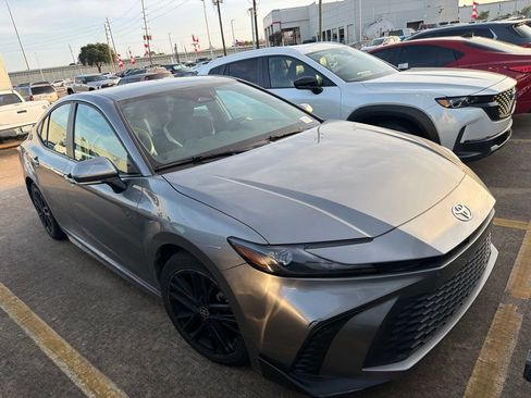 Used 2025 Toyota Camry SE FWD image 6