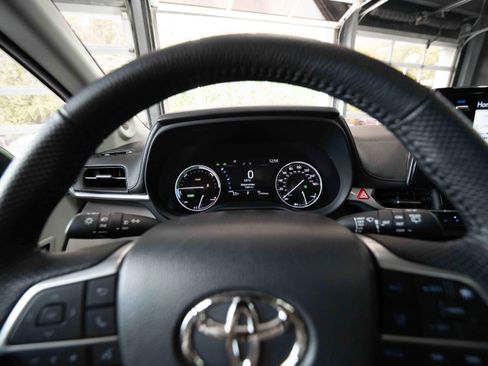 Used 2024 Toyota Sienna Limited AWD/4WD image 15