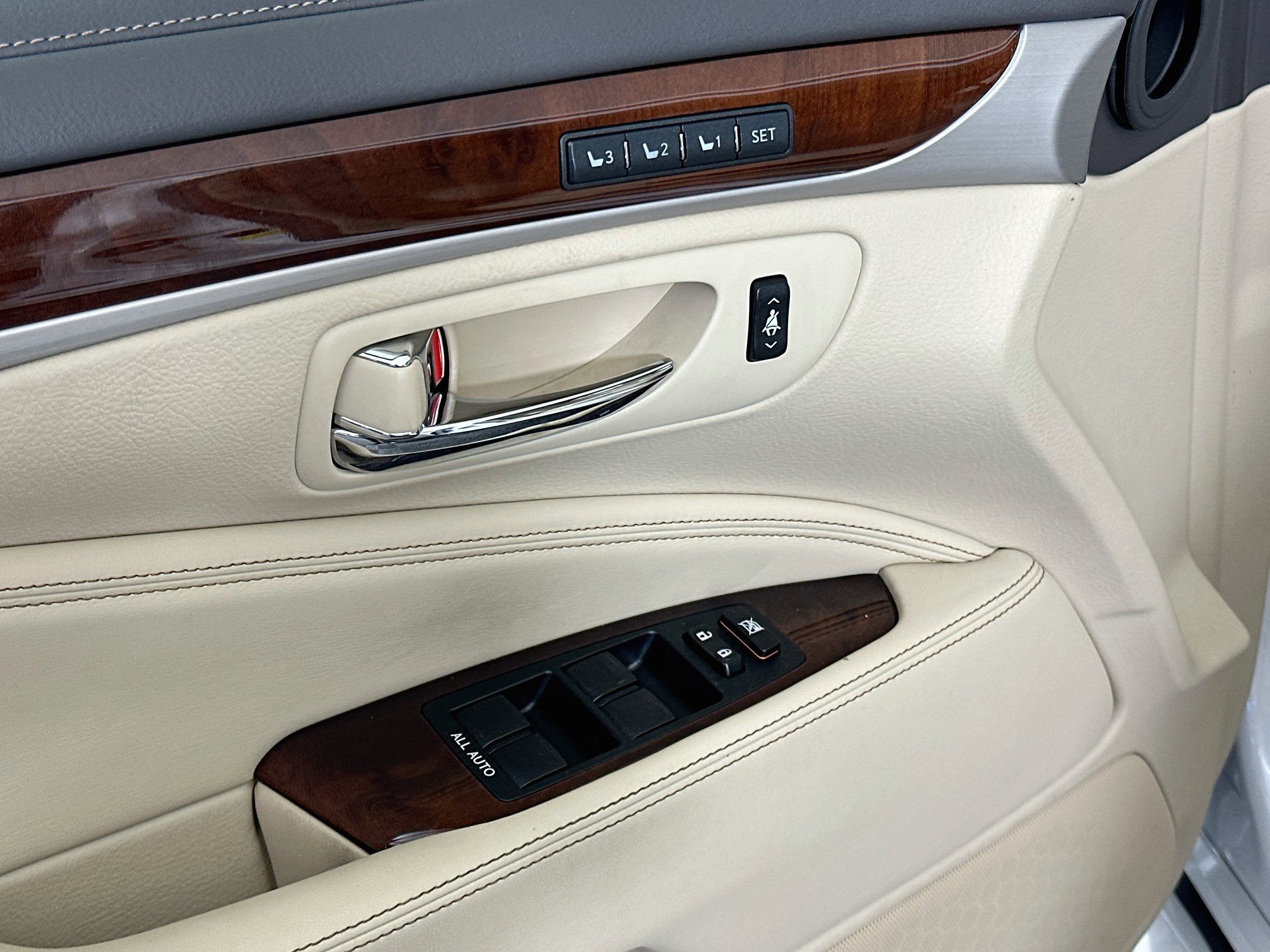 Used 2015 Lexus LS 460 w/ Comfort Package RWD image 15