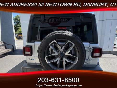 Used 2024 Jeep Wrangler Unlimited w/ Convenience Group AWD/4WD image 4