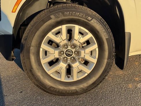 Used 2023 Nissan Frontier SV w/ Technology Package RWD image 9