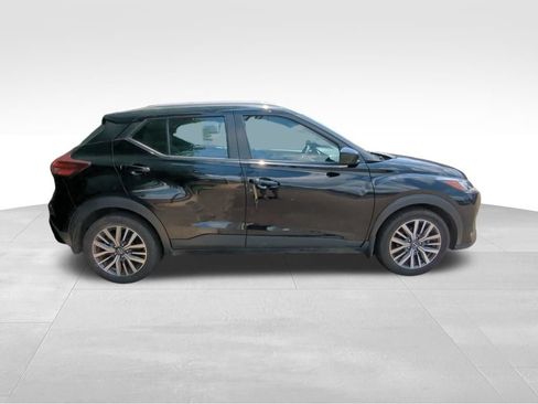 Used 2022 Nissan Kicks SV FWD image 6