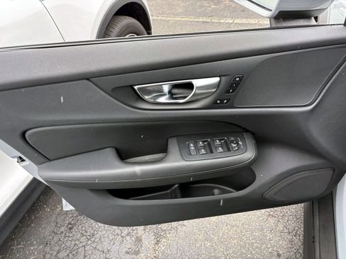 Used 2025 Volvo V60 B5 Cross Country Plus image 9