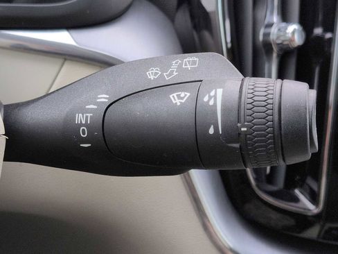 Used 2020 Volvo XC60 T5 Momentum image 27