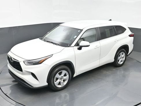 Used 2023 Toyota Highlander L FWD image 31