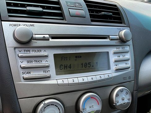 Used 2011 Toyota Camry LE FWD image 14