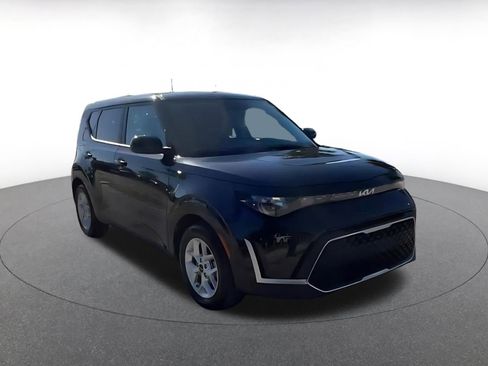 Used 2025 Kia Soul LX w/ LX Technology Package image 3