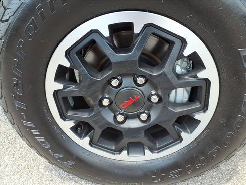Used 2025 Toyota Tacoma TRD Off-Road AWD/4WD image 11