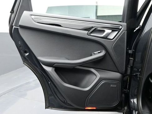 Certified 2025 Porsche Macan AWD/4WD image 13