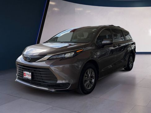 Used 2024 Toyota Sienna LE FWD image 1