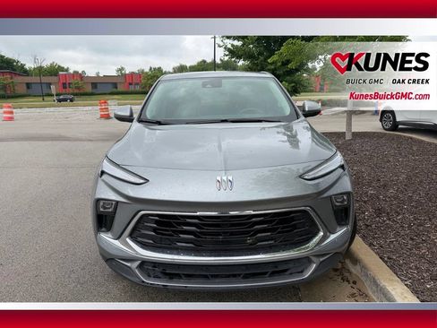 Used 2025 Buick Encore GX Preferred AWD/4WD image 2