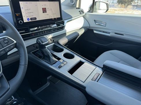 Used 2025 Toyota Sienna XLE image 22