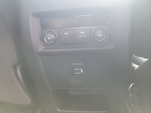 Used 2018 Chevrolet Traverse LT image 28