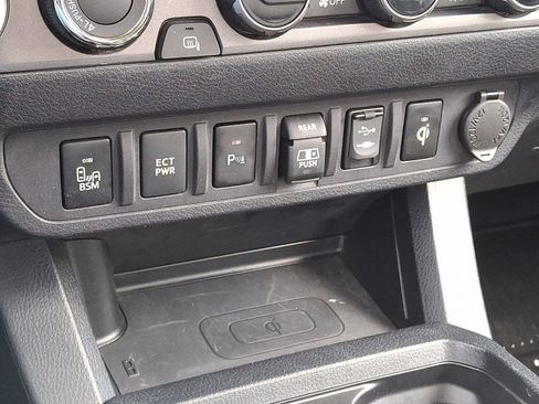 Used 2018 Toyota Tacoma TRD Sport AWD/4WD image 24