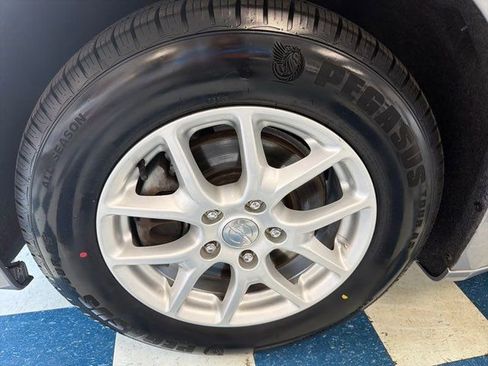 Used 2020 Chrysler Pacifica Touring-L FWD image 24