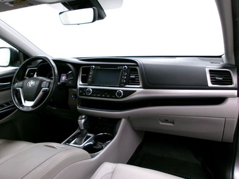 Used 2018 Toyota Highlander XLE AWD/4WD image 3