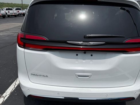 Used 2023 Chrysler Pacifica Touring-L FWD image 4
